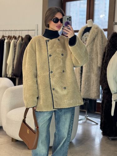 Двусторонняя куртка из эко-меха бежевого цвета