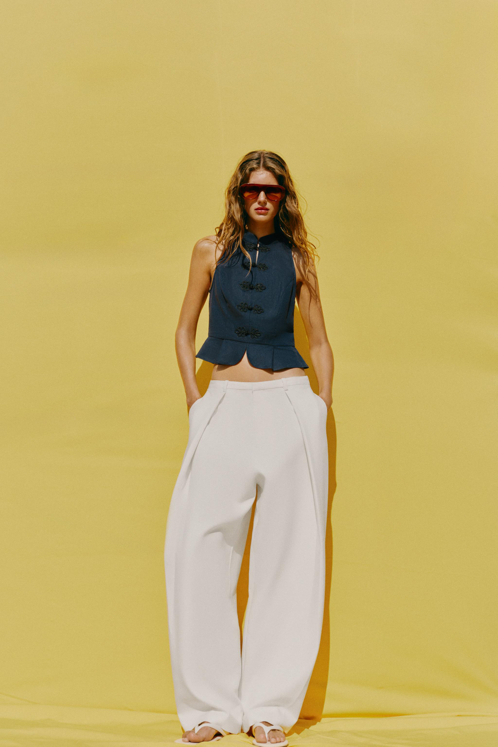 ZARA ТОП С БАСКОЙ И ЗАСТЕЖКАМИ ИЗ ЛЬНА, ИНДИГО