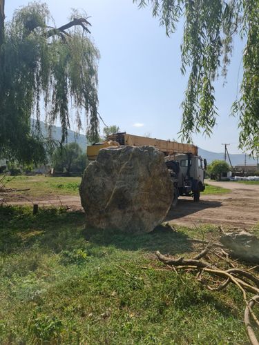 Наш валун изготовлен из горной породы Лиственит, известного своей уникальной текстурой и красивыми прожилками