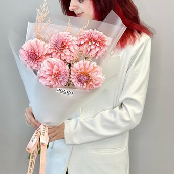 «Симфония лепестков» букет из георгин и лимониума