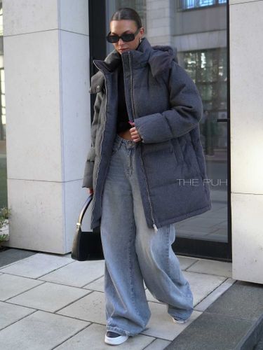 Удлиненный женский пуховик темно-серого цвета