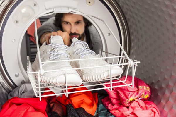 Как стирать кроссовки в стиральной машине: правила и рекомендации