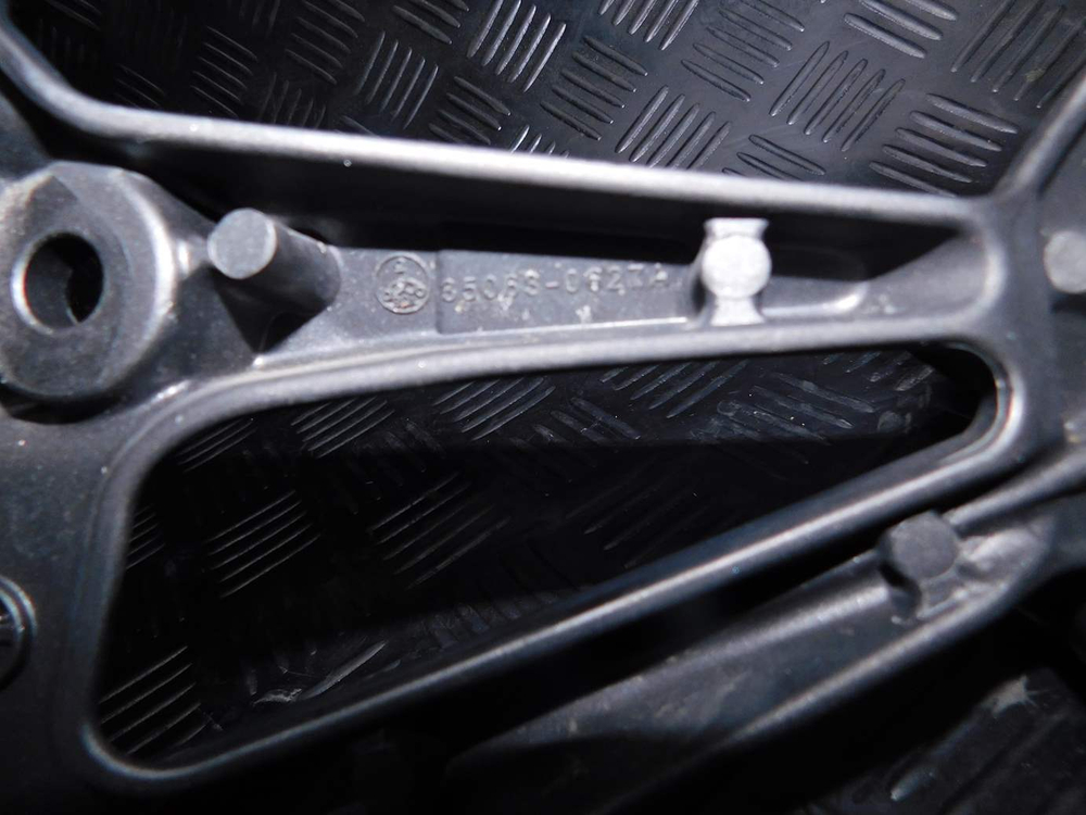 Подножка пассажирская правая Kawasaki Ninja 250R