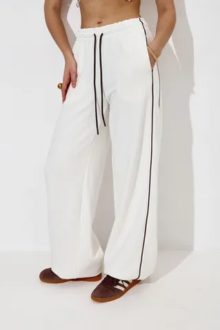 Широкие джоггеры без начеса с кантом кремового цвета
