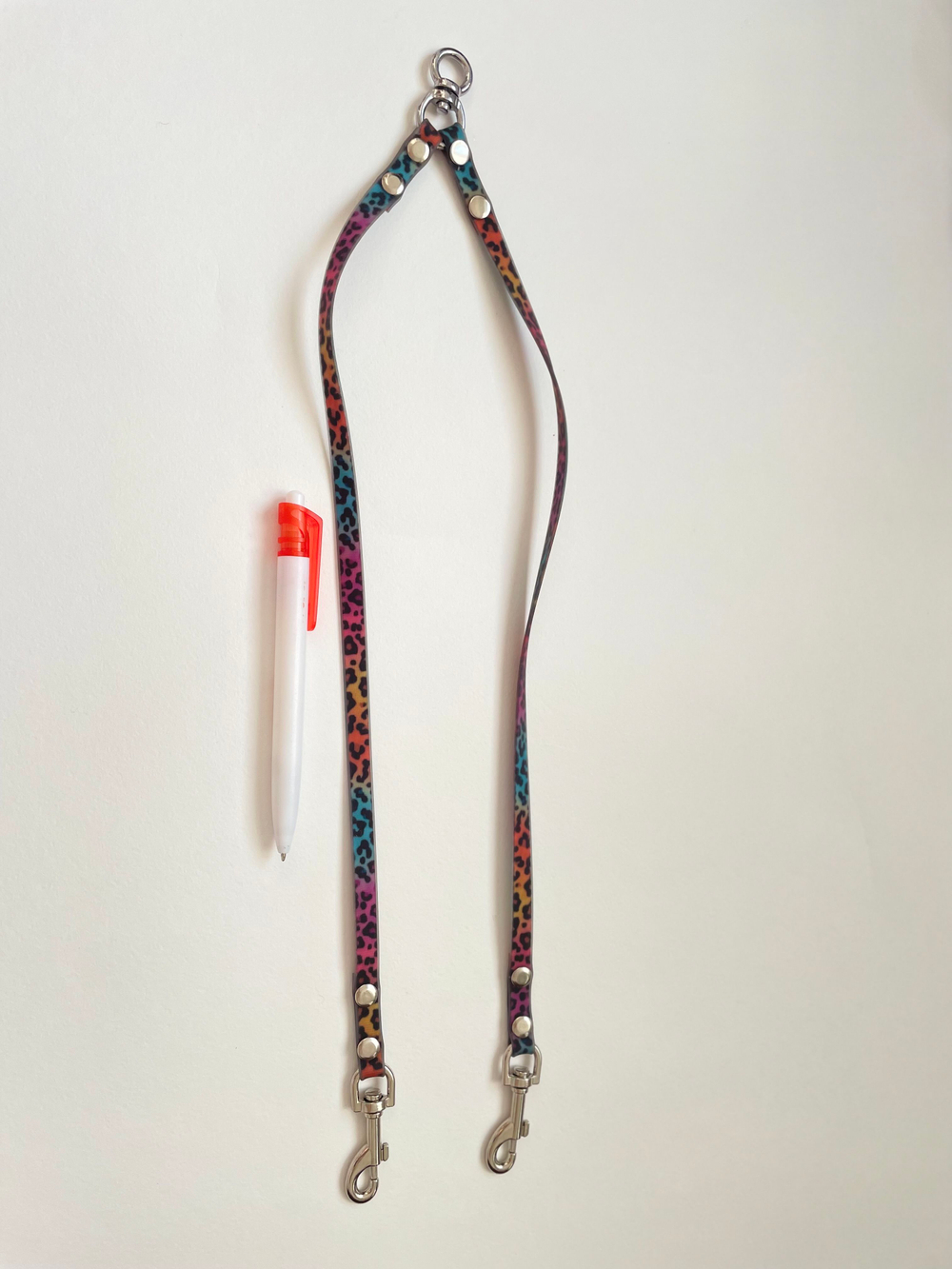 Сворка для мелких пород из Биотана на вертлюге , 10 мм, 50 см лелпард цветной