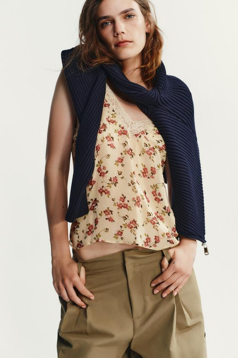 ZARA БРЮКИ КАРГО С ЗАЩИПАМИ, СВЕТЛЫЙ ХАКИ