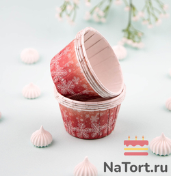 Формы бумажные с ламинацией «Маффин» 50х40 мм (Красные со снежинками) 100 шт