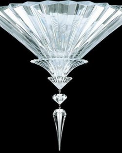 Потолочная хрустальная люстра с чёткой геометрией и выразительной огранкой,