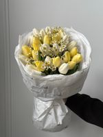 Букет из 29 белых, лимонных тюльпанов и ромашек