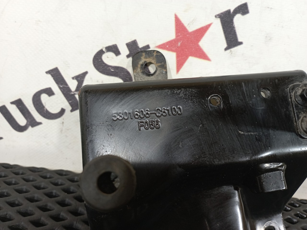 Кронштейн замка капота правый