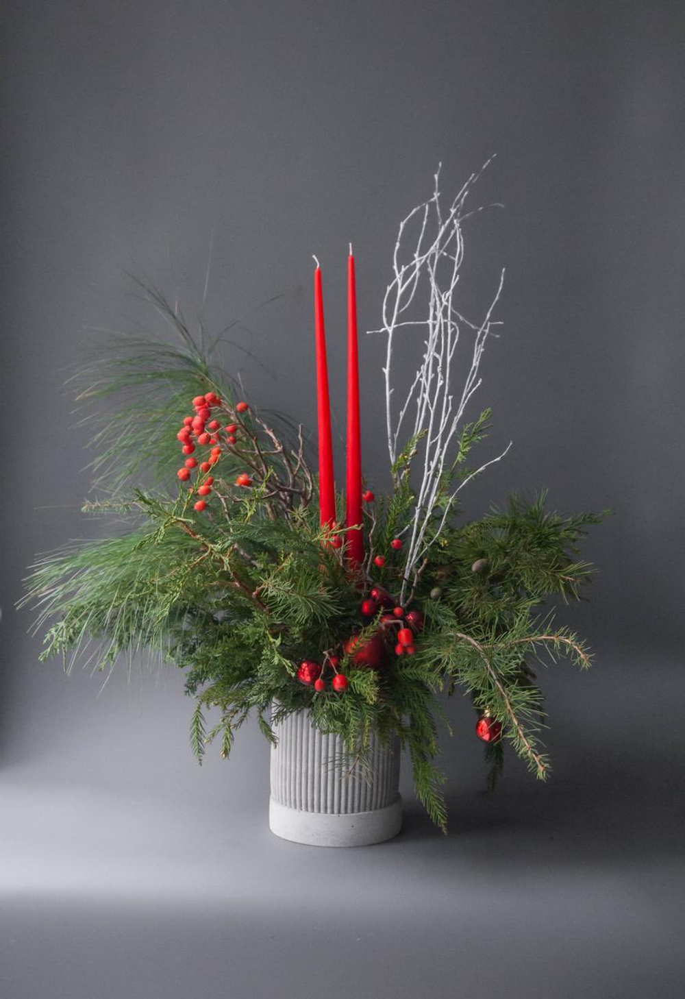 Новогодняя композиция в бетонном кашпо