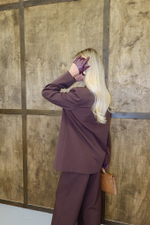 Костюм двубортный с приталенным жакетом