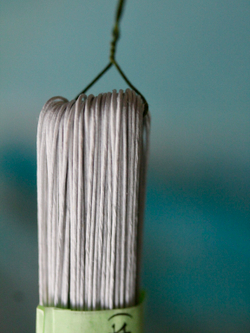 Проволока длинная японская формат U в зеленой упаковке № 30 Белая, 0,25мм * 72 см длина согнута пополам, 100 штук.