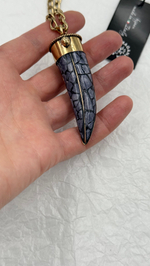 Кулон клык с прессованным аметистом на длинной золотой цепочке