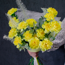 56. Жизнерадостный букет с диантусами и папоротником