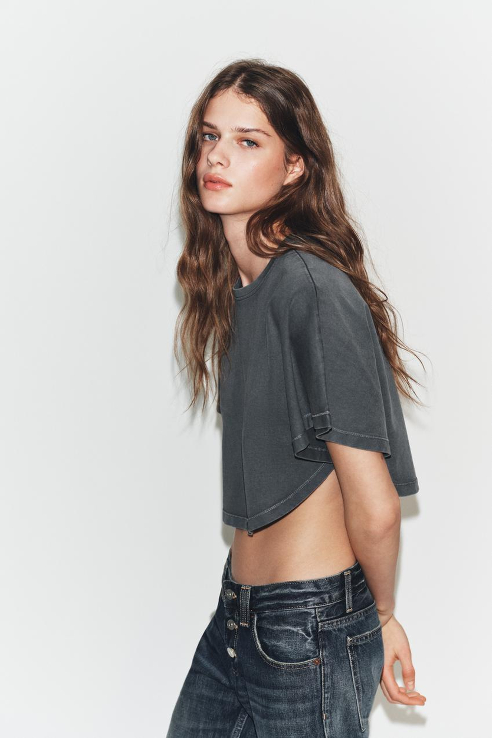 ZARA УКОРОЧЕННЫЙ ТОП С ЭФФЕКТОМ ПОТЕРТОСТИ, АНТРАЦИТОВО-СЕРЫЙ
