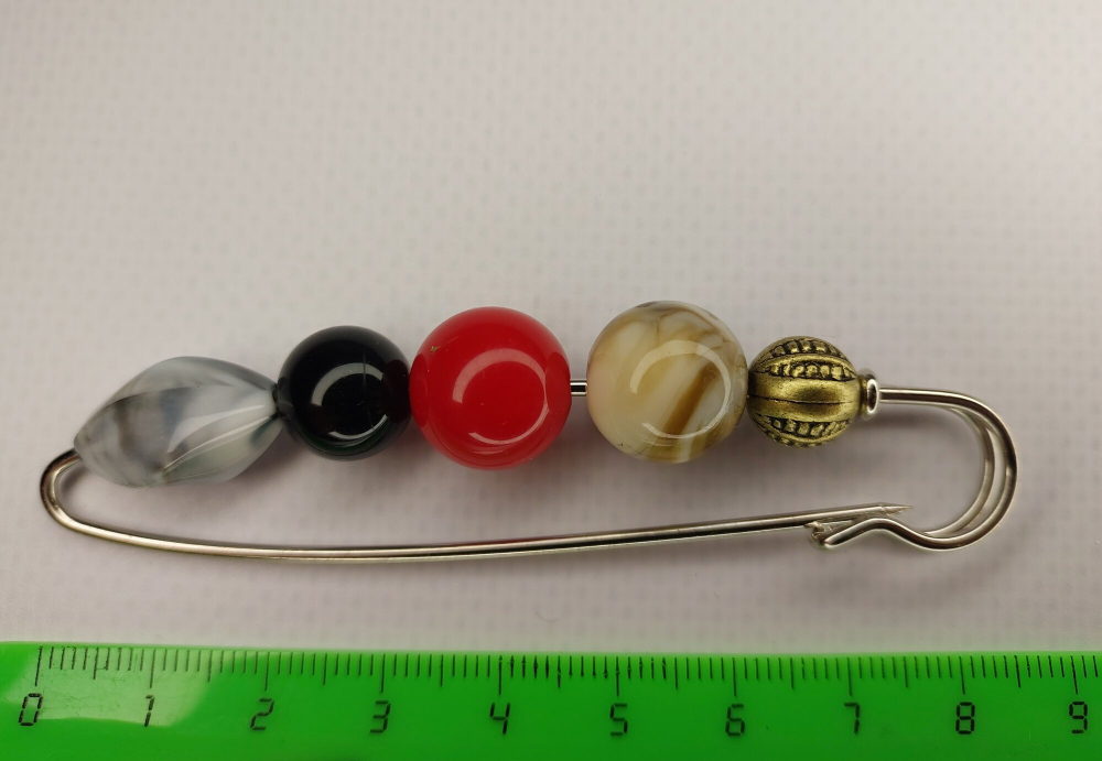 Булавка брошь "Цветные камешки" для кардигана,  пальто, платков, костюмов, одежды. .Цвет серый чёрный красный.