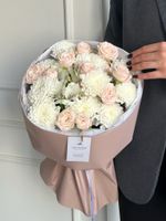 Сборный букет из хризантемы, кустовой пионовидной розы и альстромерии