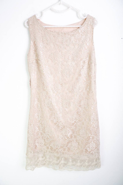 Платье прямого кроя кружевное, маркировка М, визуально на 46 размер, новое