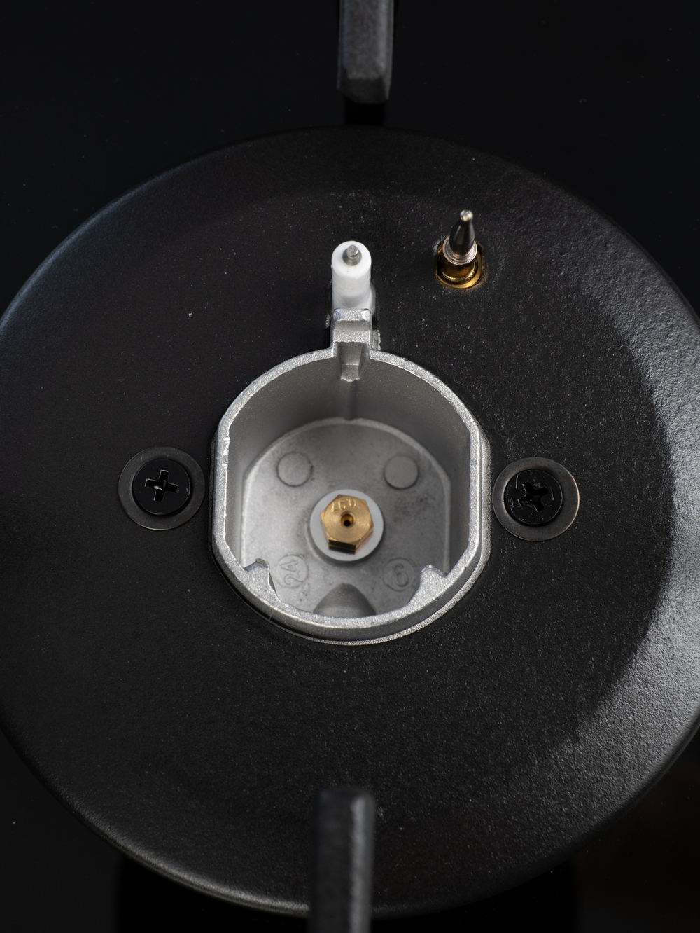 Газовая варочная панель шириной 60 см, Macbi MBH64WFGL.V1 (Model 2024) с Wok-конфоркой, Чёрное закаленное стекло, Электроподжиг, Газ-контроль, Решетки из чугуна