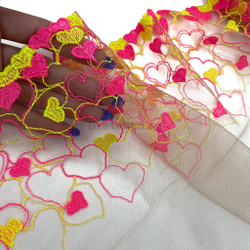 Вышивка на сетке сердечки бежевый/неоновый 20 см