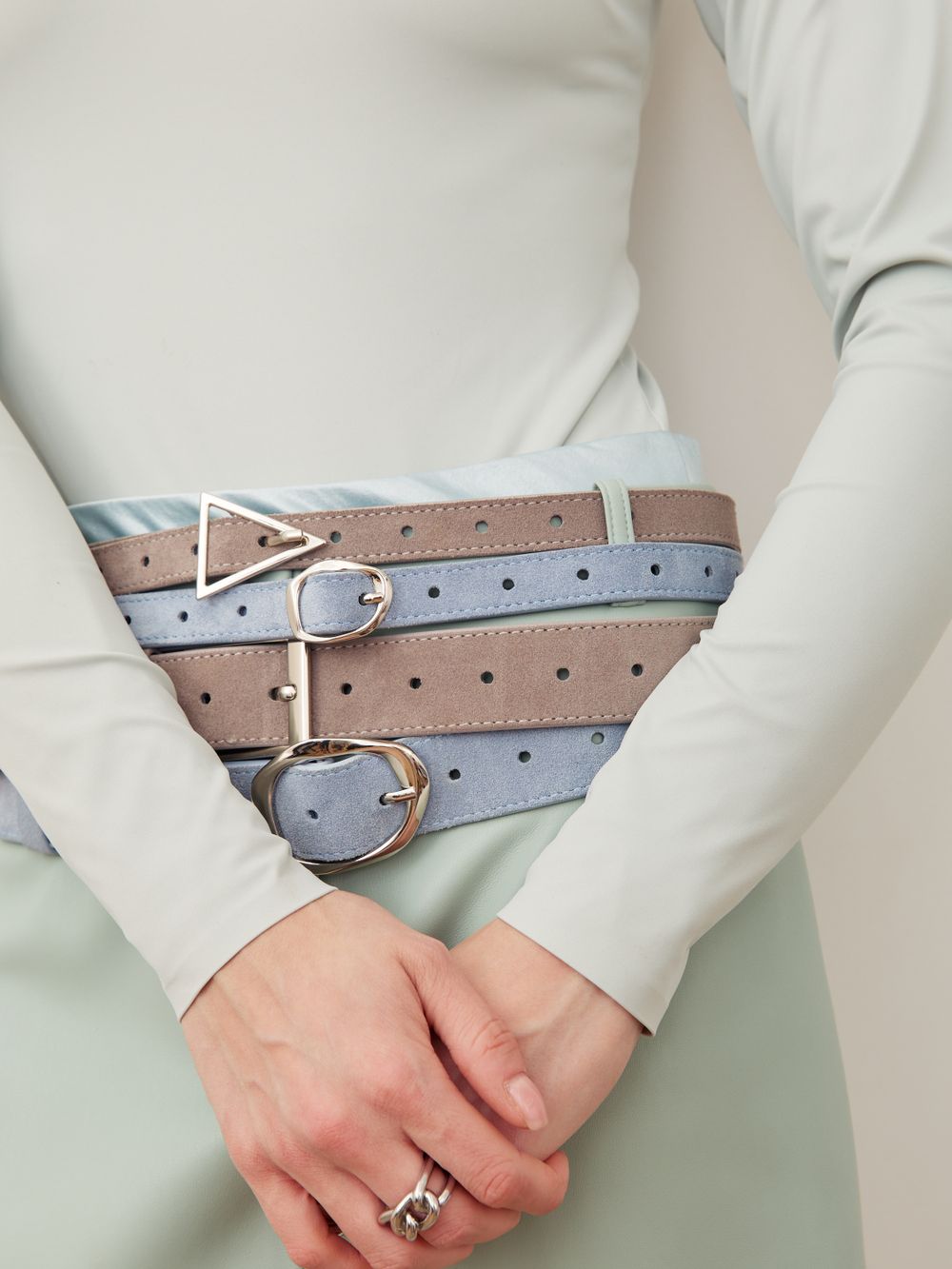 БАЗОВЫЙ ТОНКИЙ РЕМЕНЬ С ТРЕУГОЛЬНОЙ ПРЯЖКОЙ ЗАМША СЕРЫЙ