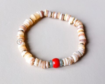 Браслет из перламутровых дисков