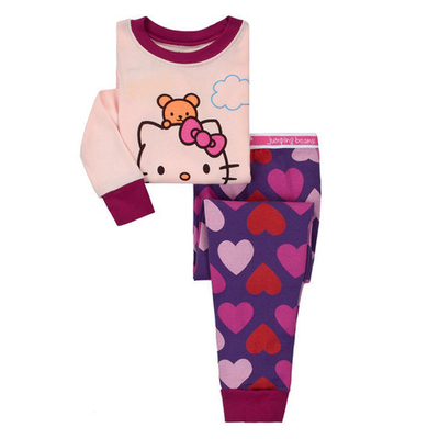 Пижама из толстовки и штанов с разнообразными рисунками