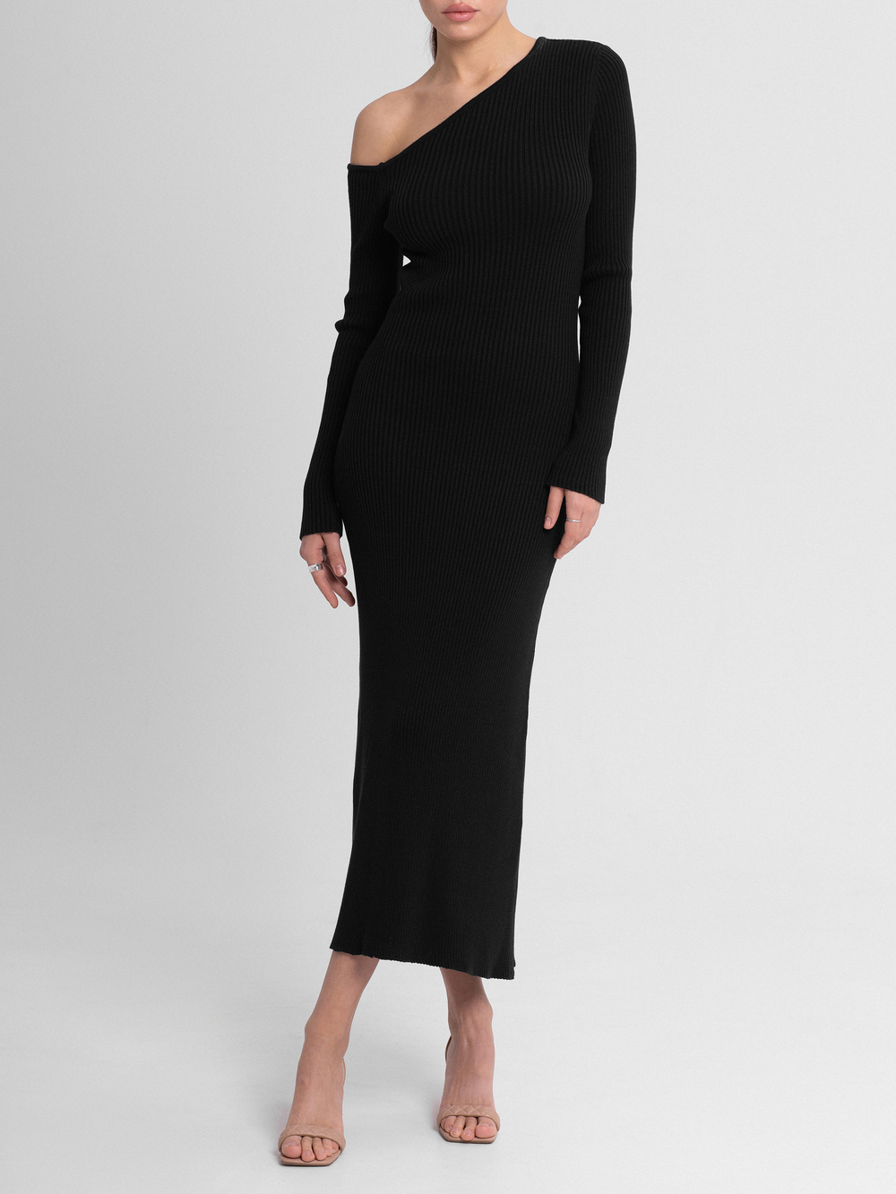 Платье вязаное с открытым плечом