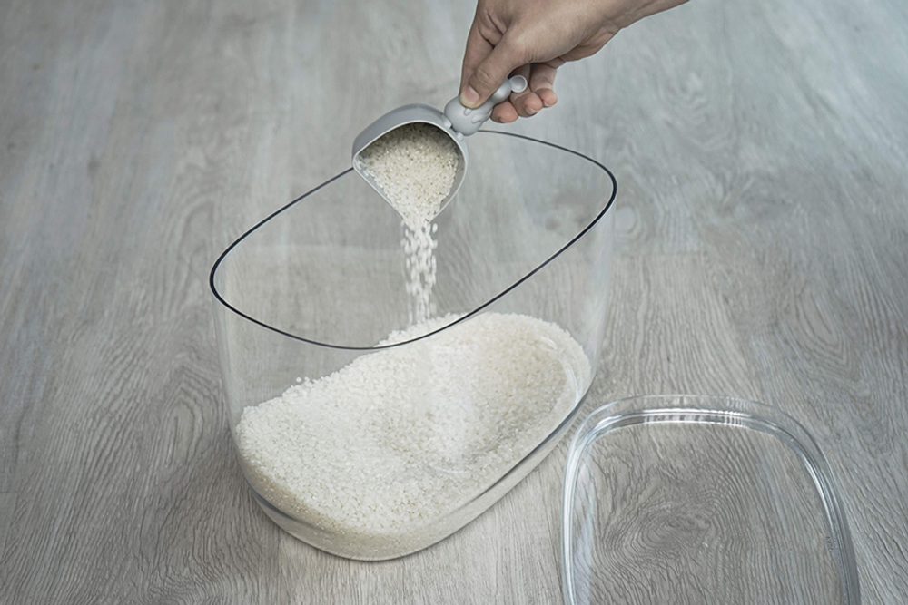 Контейнер с мерной ложкой Lucky Mouse Qualy