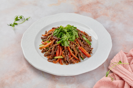 Салат с говядиной, морковью и огурцом