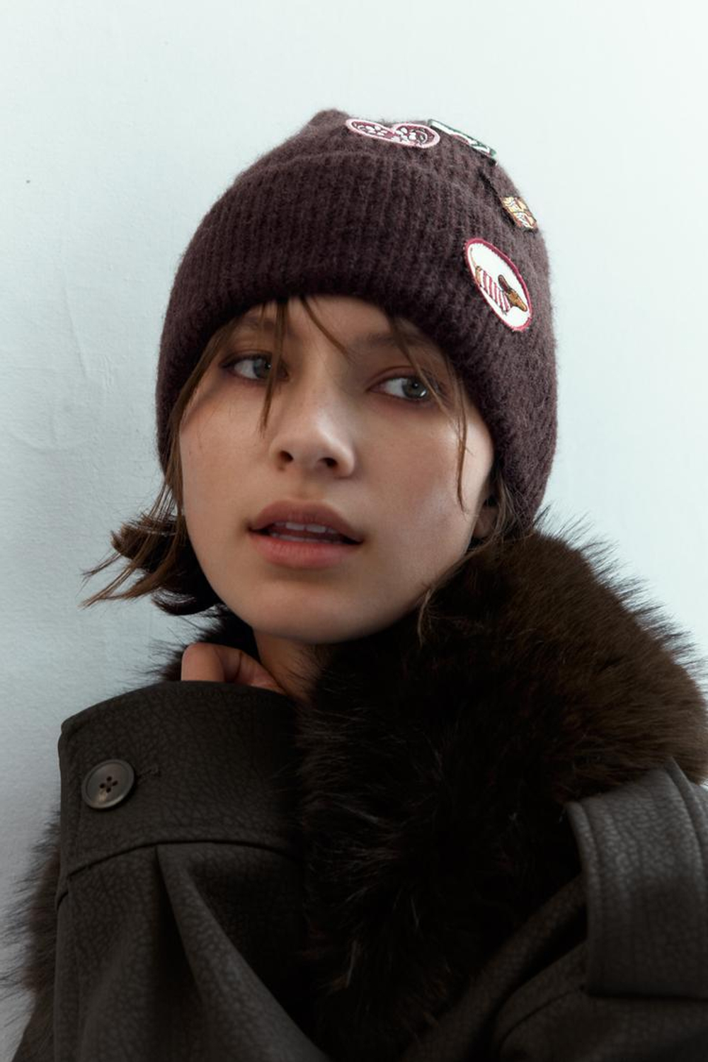 ZARA ШАПКА БИНИ С НАШИВКАМИ, КОРИЧНЕВЫЙ