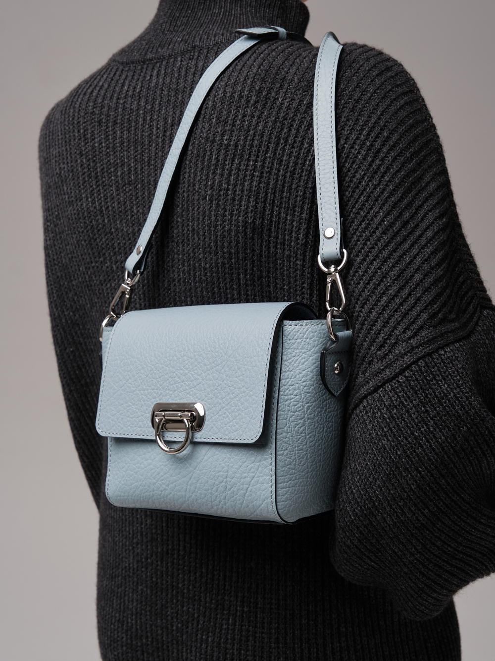 Сумка кожаная через плечо серое небо/бизон