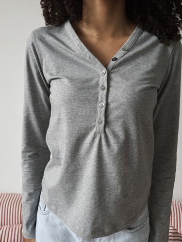 Серый лонгслив на пуговках
