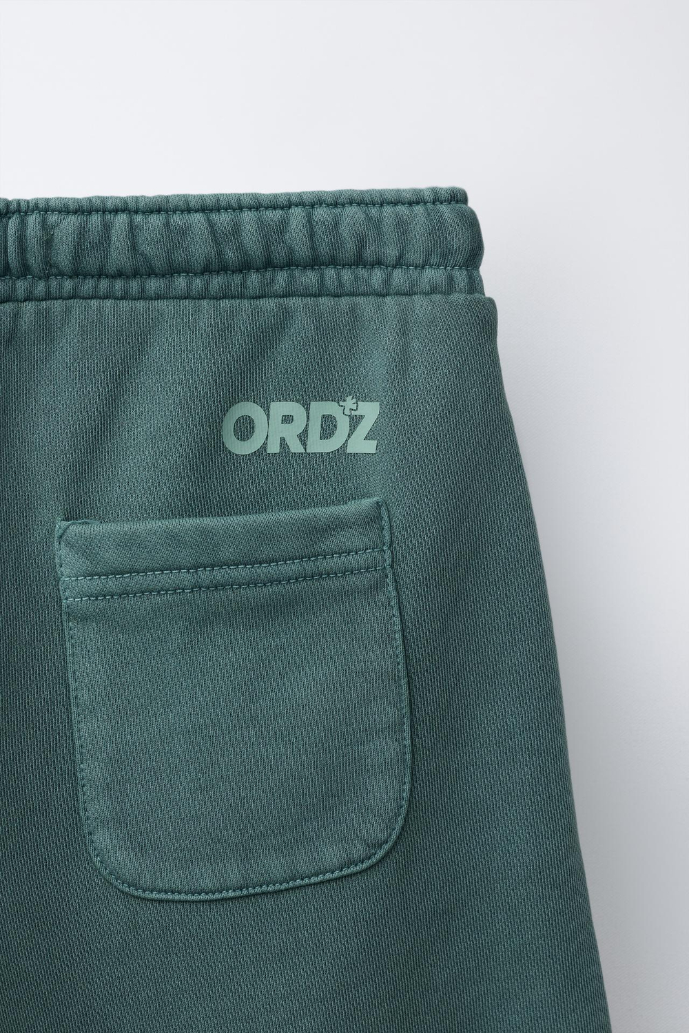 ZARA ШОРТЫ ИЗ МЯГКОЙ ТКАНИ С ЛОГОТИПОМ GARMENT DYE, ЗЕЛЕНОВАТО-СИНИЙ
