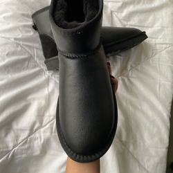 UGG Mini II Black Metallic