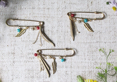 Булавки декоративные с пером, р. 6,8х1,5 см.