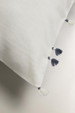 ZARA HOME ЧЕХОЛ ДЛЯ ДЕКОРАТИВНОЙ ПОДУШКИ С КИСТОЧКАМИ, ЭКРЮ