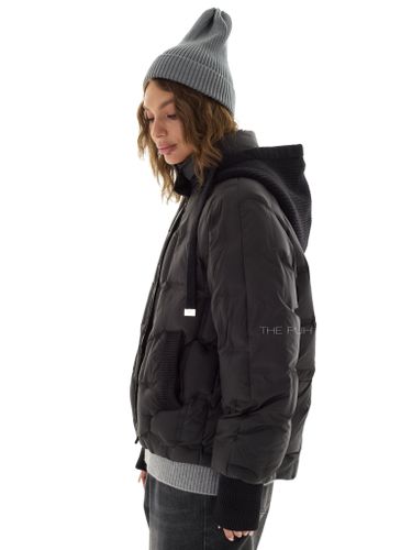 Тонкий пуховик с вязаным капюшоном в черном цвете