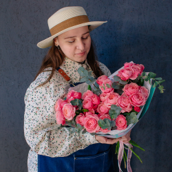 140. Вау-букет из кустовой пионовидной розы