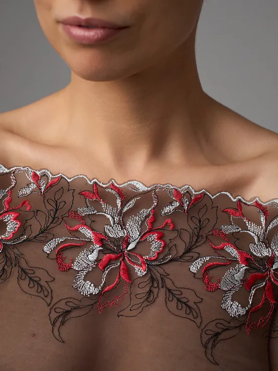 05-168 Вышивка на неэл. сетке 22 см, черный/серый/красный (правая)