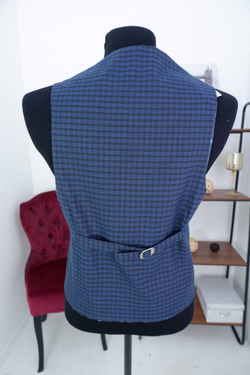 Жилетка в модную клетку, визуально на 48 размер