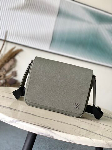Louis Vuitton District PM