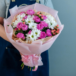 Букет с кустовой розой и хризантемой__1