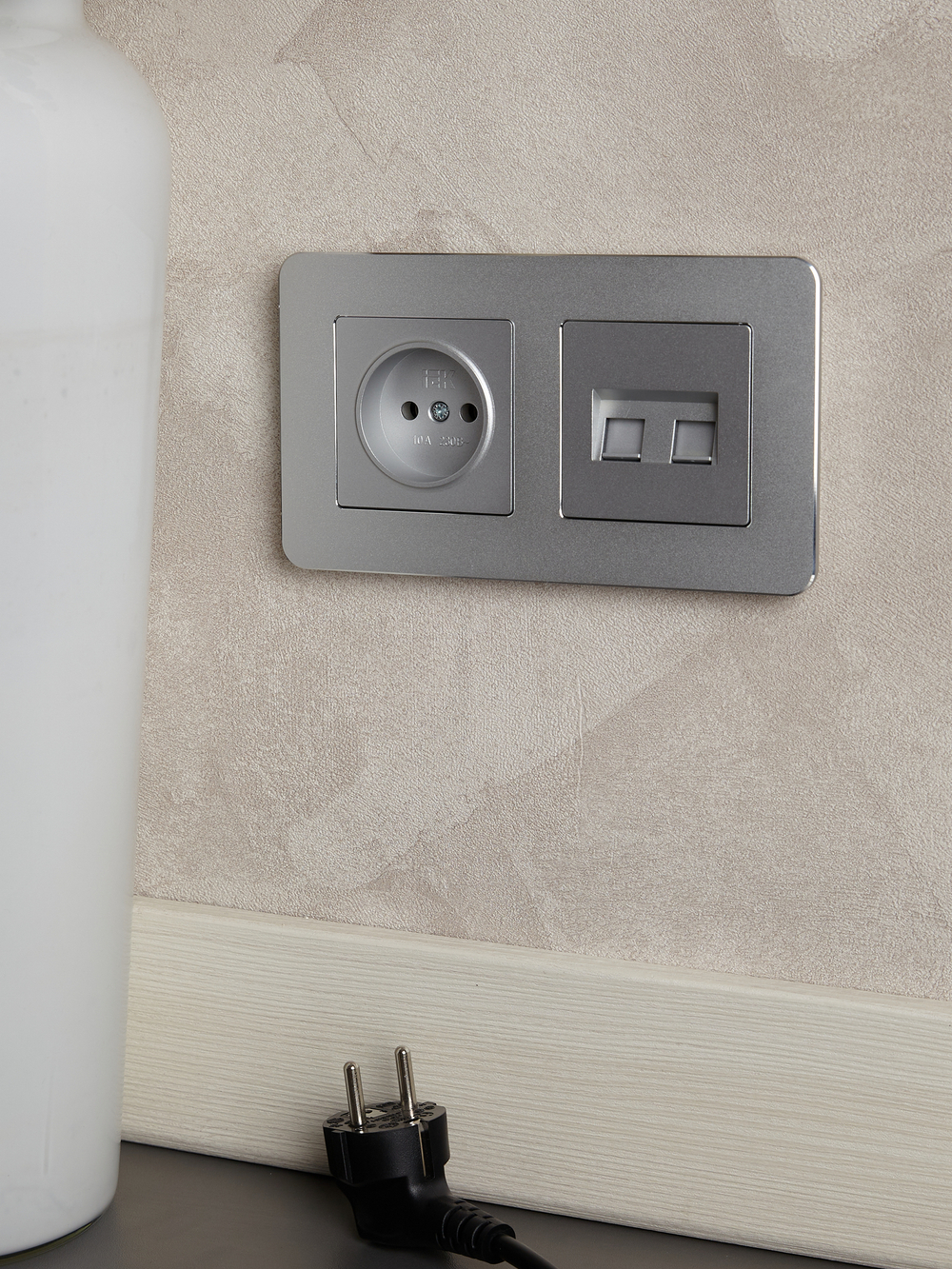 BRITE Розетка 1-местная без заземления без защитных шторок 10А РС10-1-0-БрА алюминий IEK