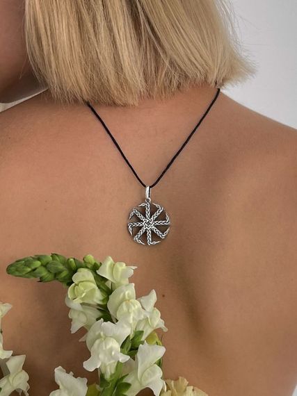 Коловрат со звездой Руси подвеска мельхиор, фото на модели