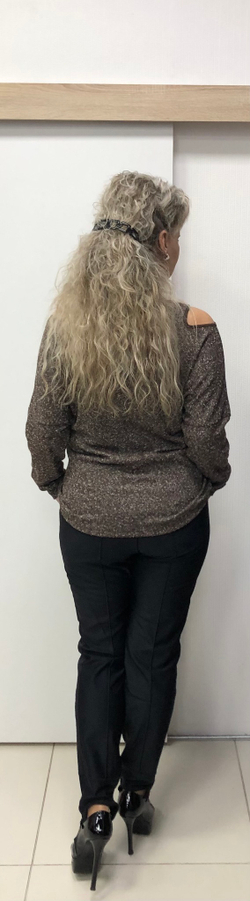 Бежево-коричневый джемпер со стразовой отделкой по груди и вырезами по плечам.