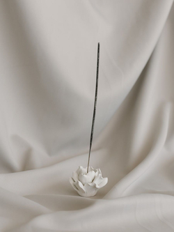 Ангел с цветами и подставка для благовоний на подносе