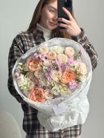 Букет из кустовых пионовидных роз, лизиантуса, маттиолы и пионовидных одноголовых роз