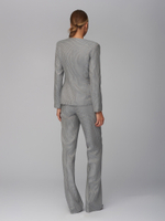 Женский серый костюм в клетку без воротника